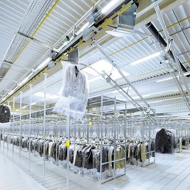 Depozit logistic modern Imagine interioară a unui depozit logistic modern